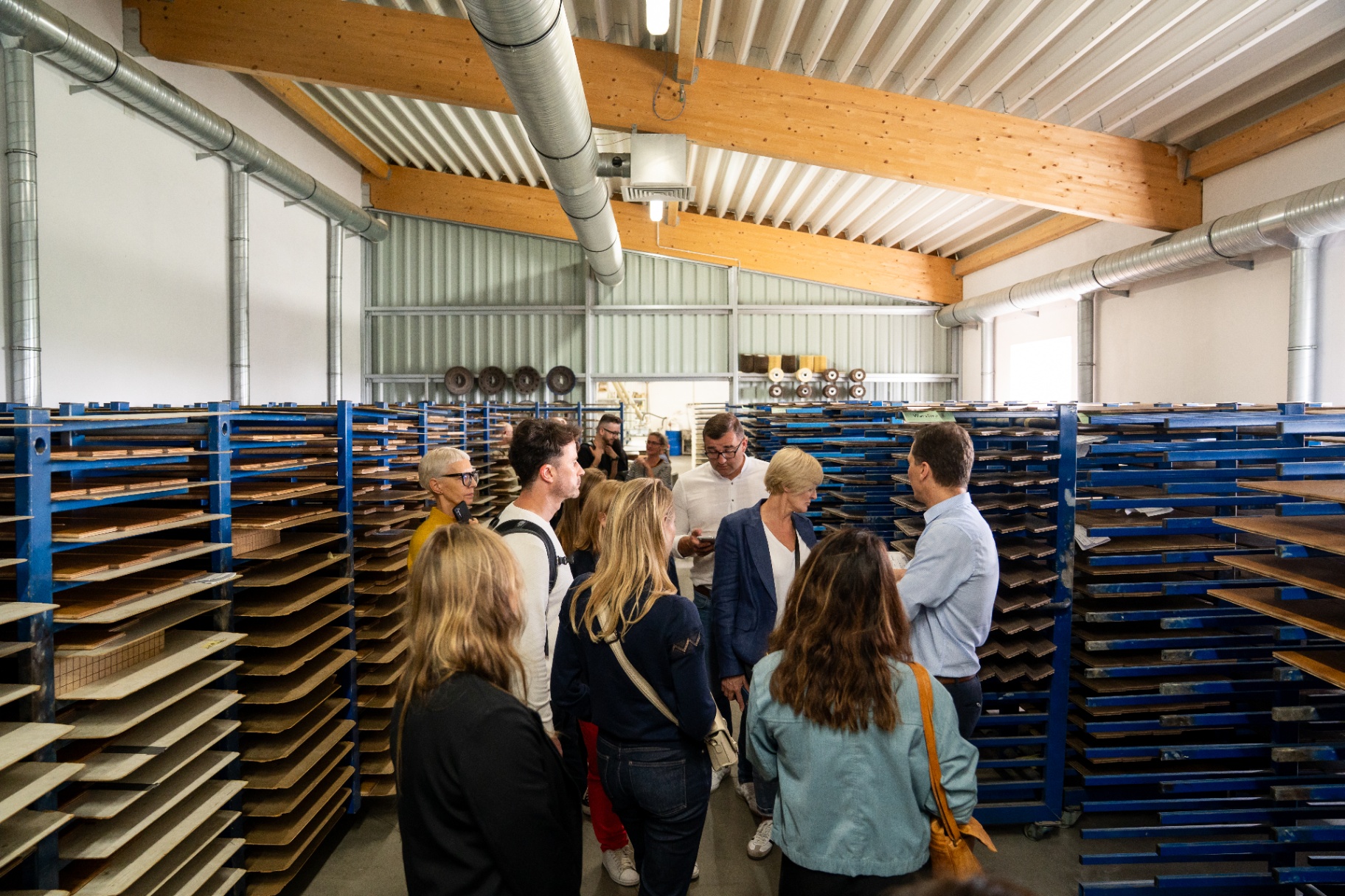 Partner besichtigen die Produktionshalle