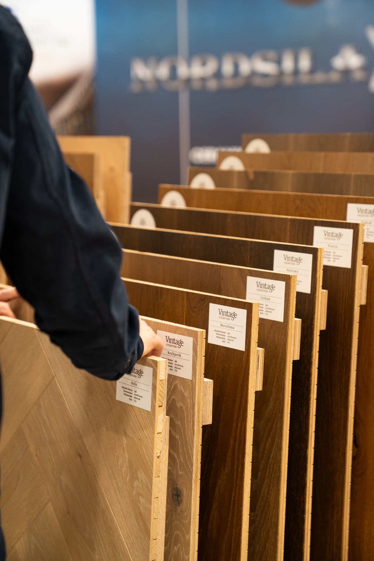 Musterbretter der Vintage-Kollektion im Ausstellungsraum eines Händlers