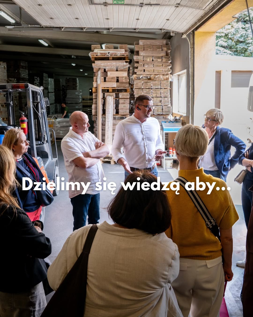 Gäste lernen den Herstellungsprozess der Böden in der WALCZAK-Fabrik kennen
